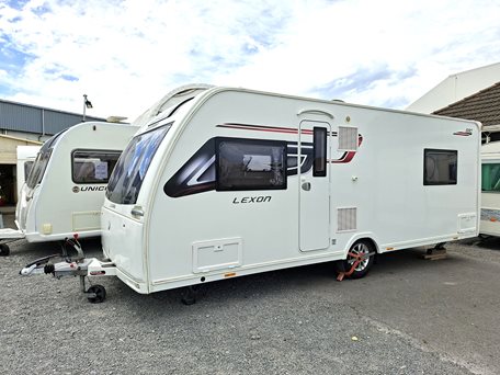 Lunar 2019 4 Berth F/F, ISLAND BED